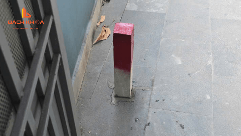 Cọc sắt xịt sơn đỏ xác định ranh giới đất 70m2 khách hàng Tạ Ngọc Toàn.