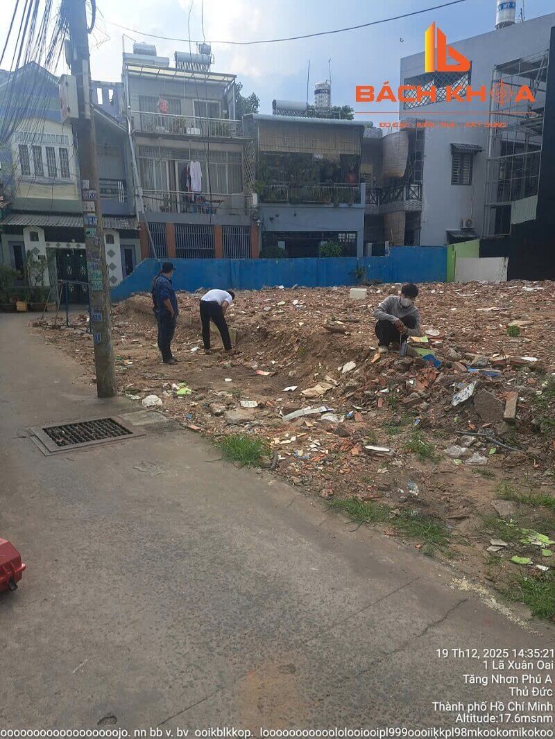 Nhân sự Bách Khoa đang khảo sát đo đạc