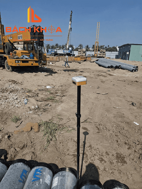 Định vị tim cọc bê tông cốt thép phục vụ ép cọc công trình giáo dục