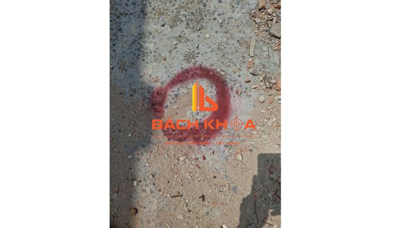 Bàn giao các vị trí ranh giới đất thực địa cho chị Nguyễn Diệu Hiền.