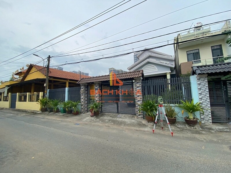 Thực hiện đo đạc cắm mốc ranh giới nhà chị Sương