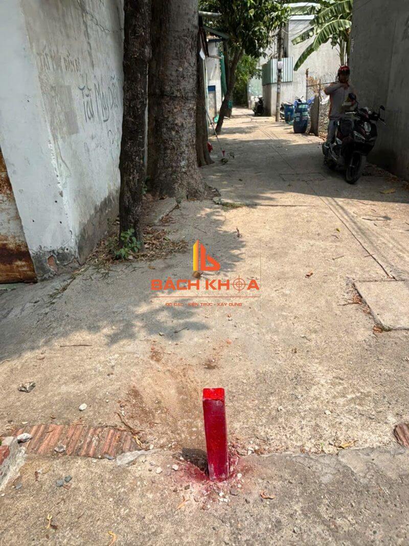 Vị trí cọc ranh được định vị chính xác bằng máy GPS RTK.