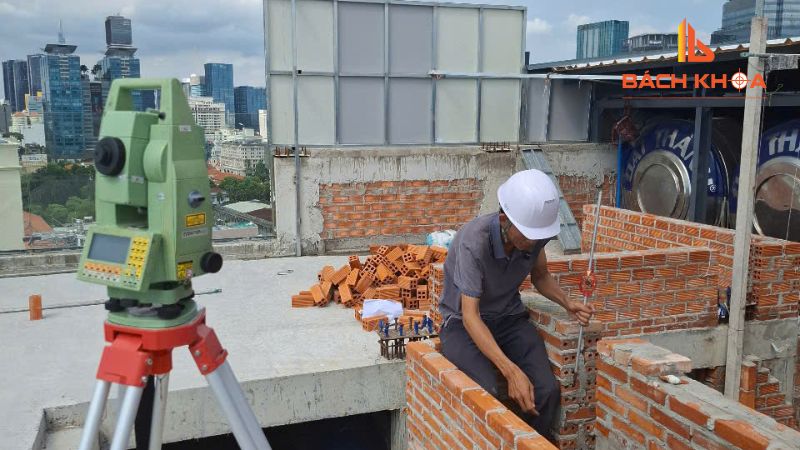 Khám phá 7 thiết bị đo đạc trắc địa phổ biến nhất hiện nay 3 Máy toàn đạc điện tử (Total Station)