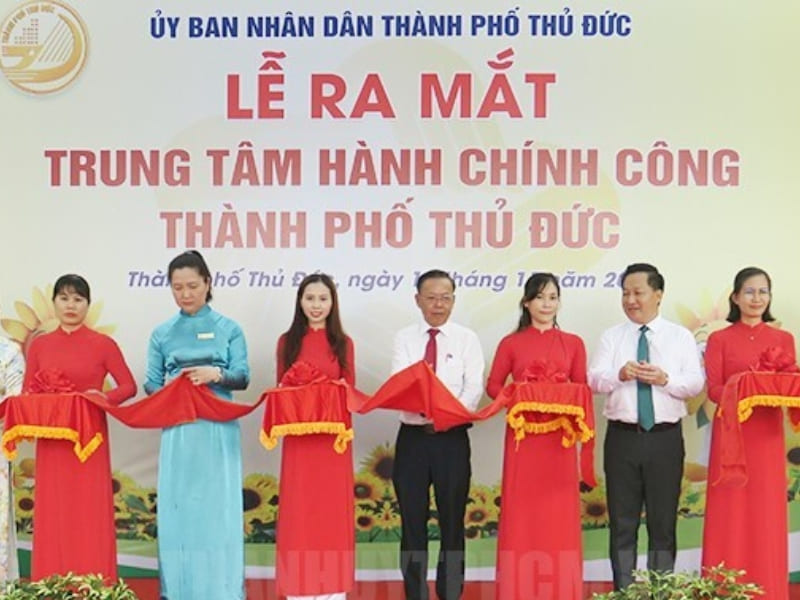 Thủ Tục Đo Vẽ Nhà Đất, Ranh Giới Đất Như Thế Nào? 6 Đại diện Công Ty TNHH Kiến Trúc Xây Dựng và Đo Đạc Bản Đồ Bách Khoa (giữa) tại lễ ra mắt trung tâm hành công thành phố Thủ Đức